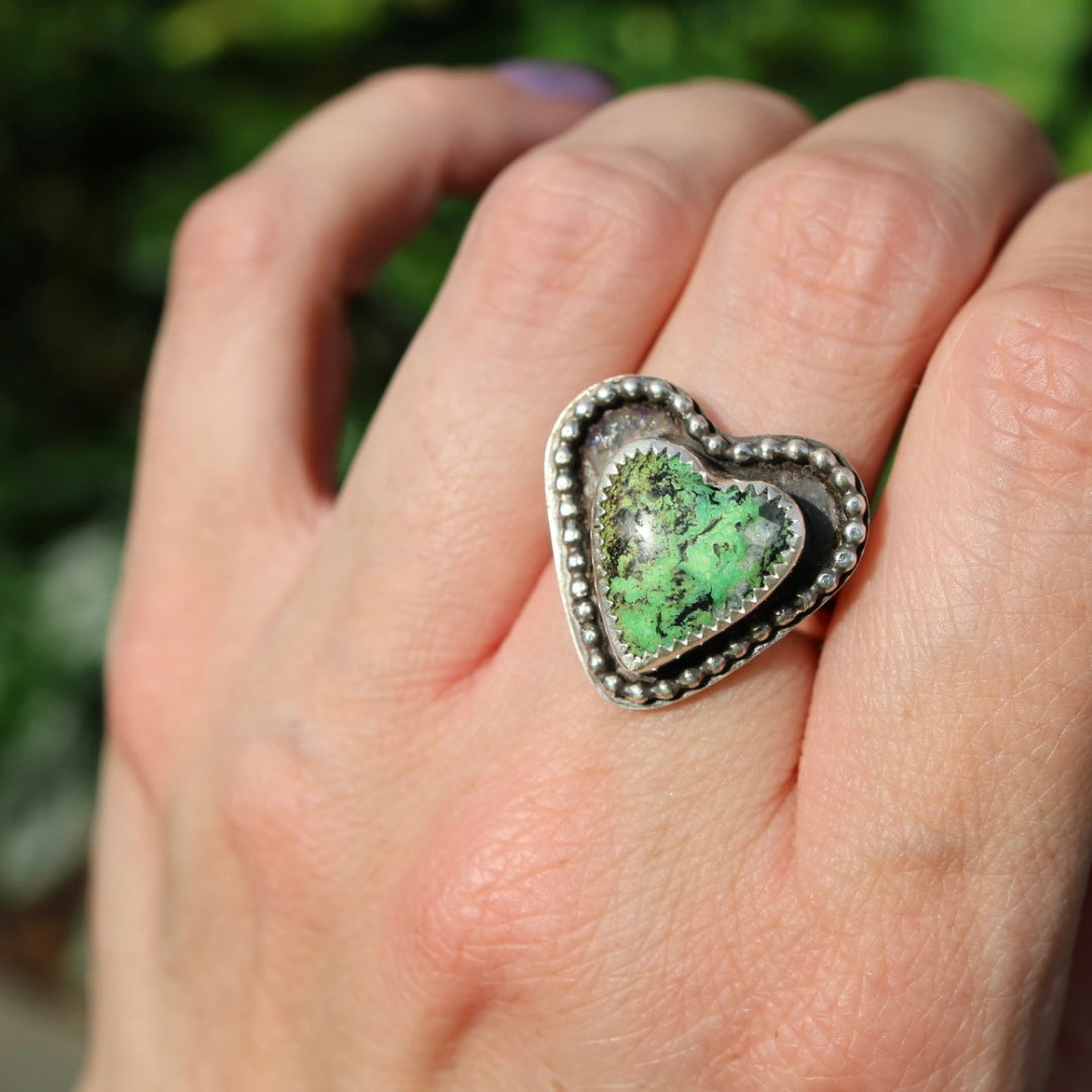 Turquoise Beaded Heart Ring | Green Yungai Ring | Size 8